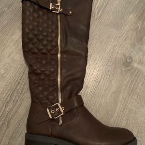 Brown boots, size 6.5. Never worn